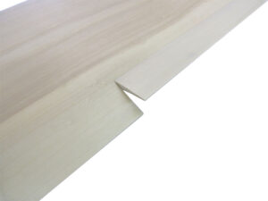 Querruder (Oberseite) fertig ausgeschnitten und mit Elastikflaps anscharniert (MEFISTO)